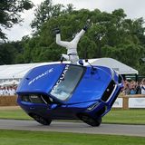 Terry Grant fuhr im Jaguar F-Pace den Berg auf zwei Rädern hinauf.