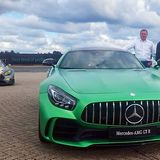 Tobias Moers und Lewis Hamilton mit dem neuen Mercedes AMG GT R