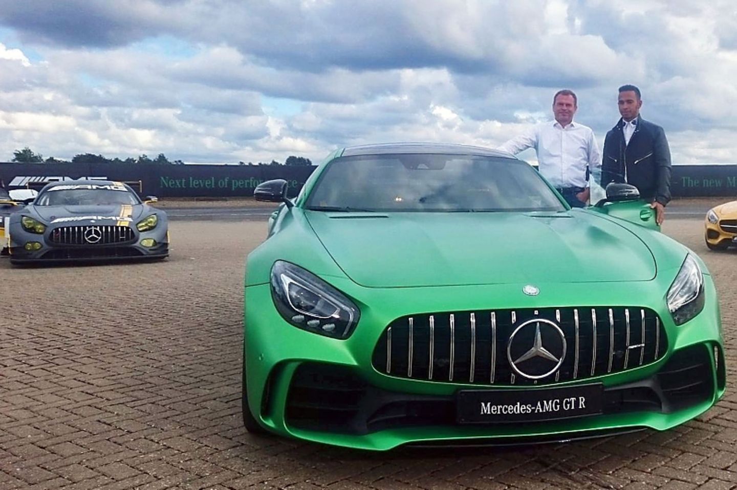 Tobias Moers und Lewis Hamilton mit dem neuen Mercedes AMG GT R