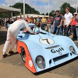 Derek Bell schiebt Mirage Cosworth GR7