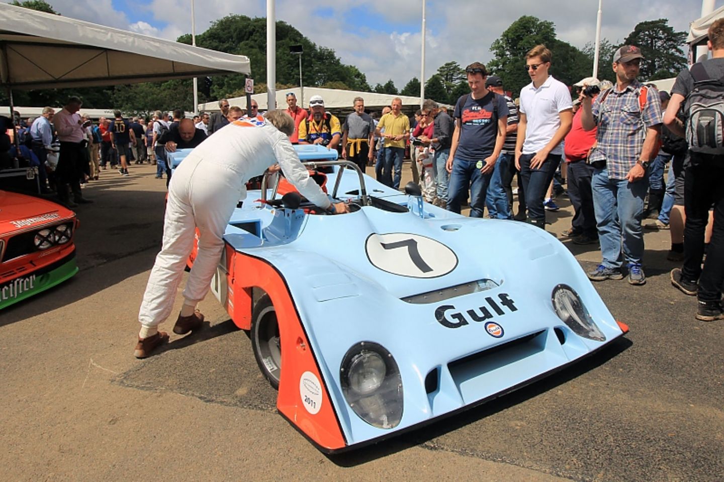 Derek Bell schiebt Mirage Cosworth GR7