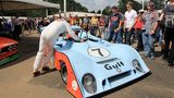 Derek Bell schiebt Mirage Cosworth GR7