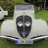 Die Frontscheinwerfer sind hinter dem Kühlergrill platziert.