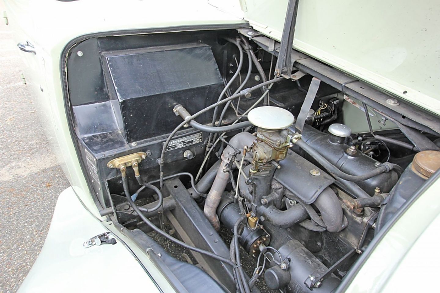 Der 2,0 Liter große Vergasermotor des Peugeot 402 Eclipse.
