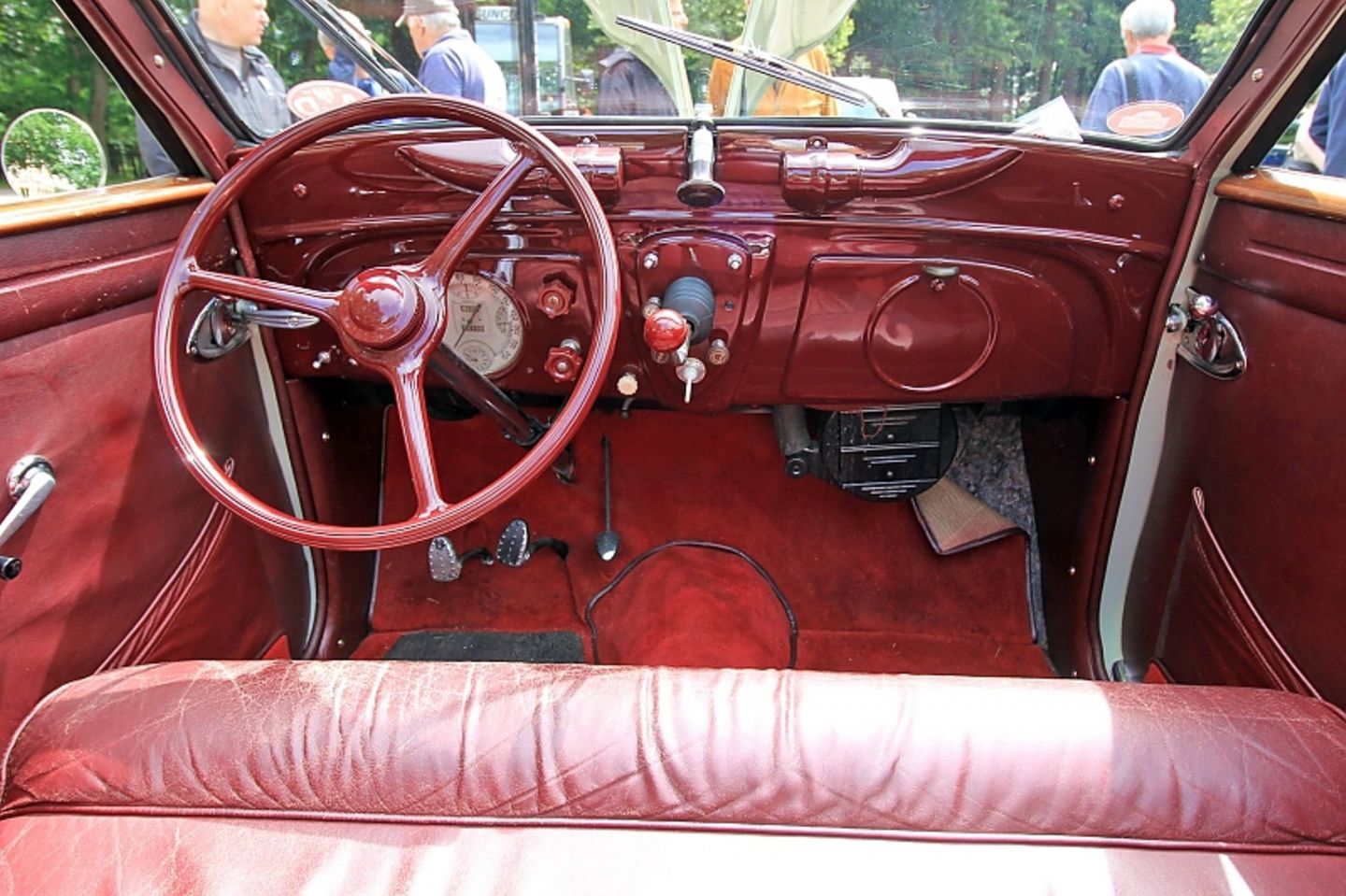 Das Cockpit des Peugeot 402 Eclipse.
