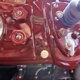 Zündungsknopf reindrücken, den Starterknopf rechts daneben ziehen und beim Starten etwas Gas geben.