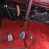 Das stehende Bremspedal hat keine besonders starke Wirkung.