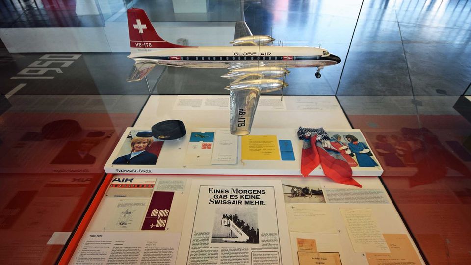 Vitrine mit der anzeige: „Eines morgens gab es keine Swissair mehr.“ Vitrine mit der anzeige: „Eines morgens gab es keine Swissair mehr.“
