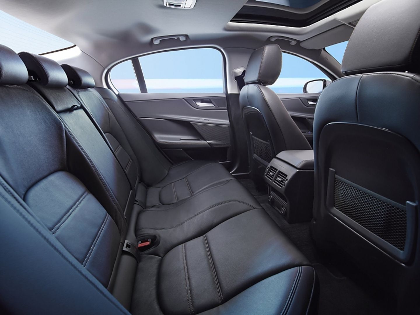 Jaguar XE S - mäßiges Platzangebot im Fond