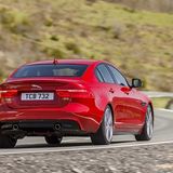 Jaguar XE - das Heck ist leicht und kommt in Kurven gerne aus der Linie