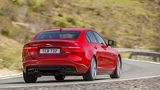 Jaguar XE - das Heck ist leicht und kommt in Kurven gerne aus der Linie