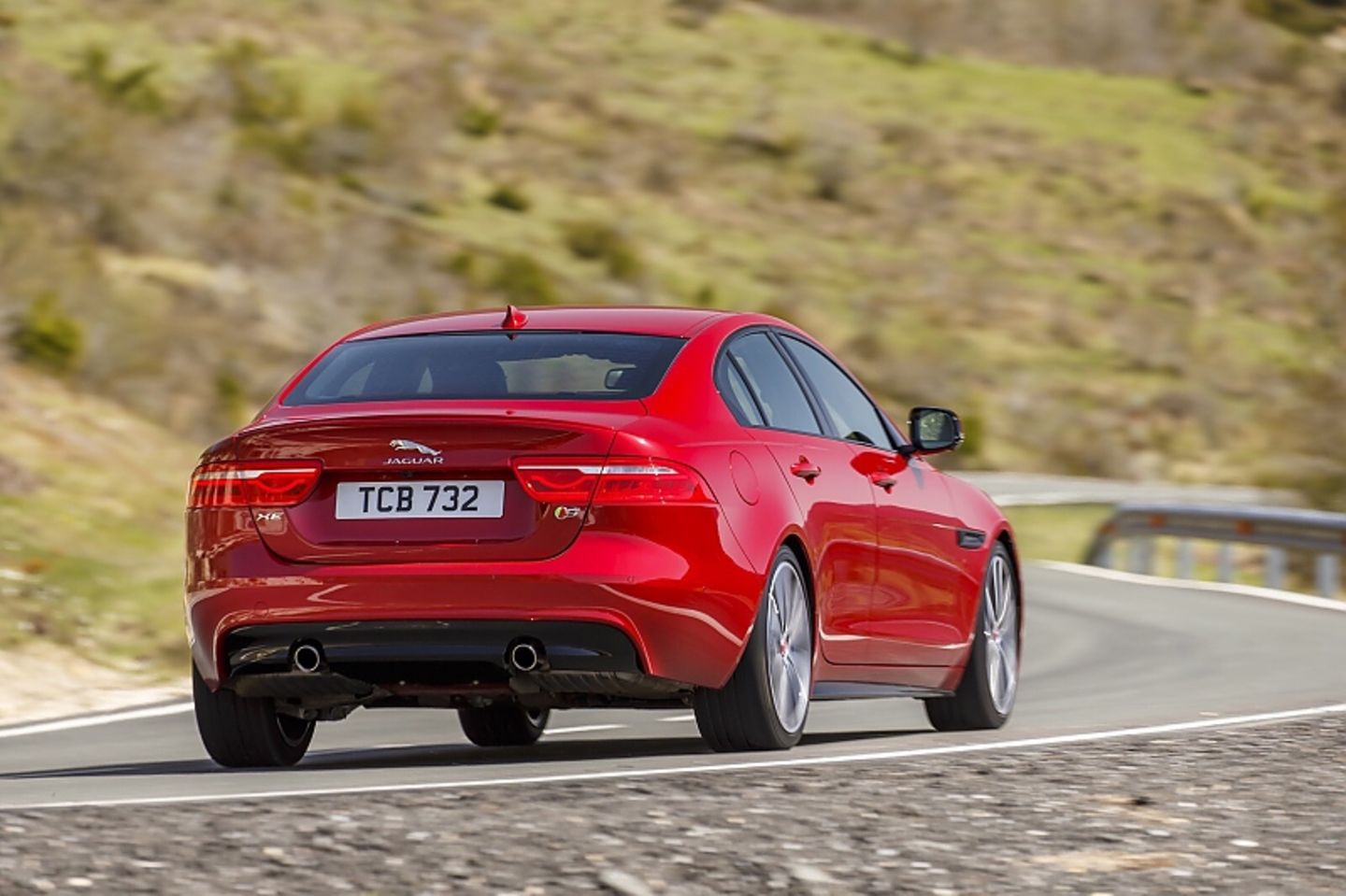 Jaguar XE - das Heck ist leicht und kommt in Kurven gerne aus der Linie