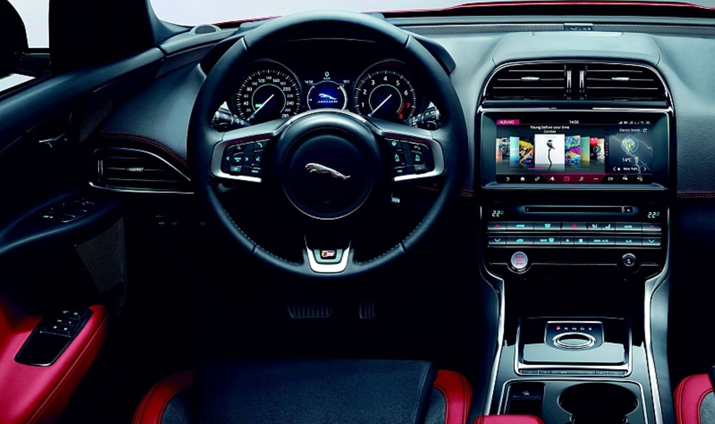 Das Cockpit des Jaguar XE S