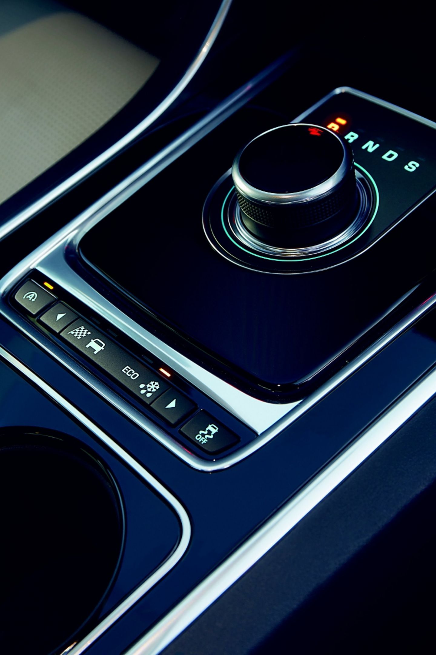 Jaguar XE S - der Drehschalter bleibt Geschmacksache