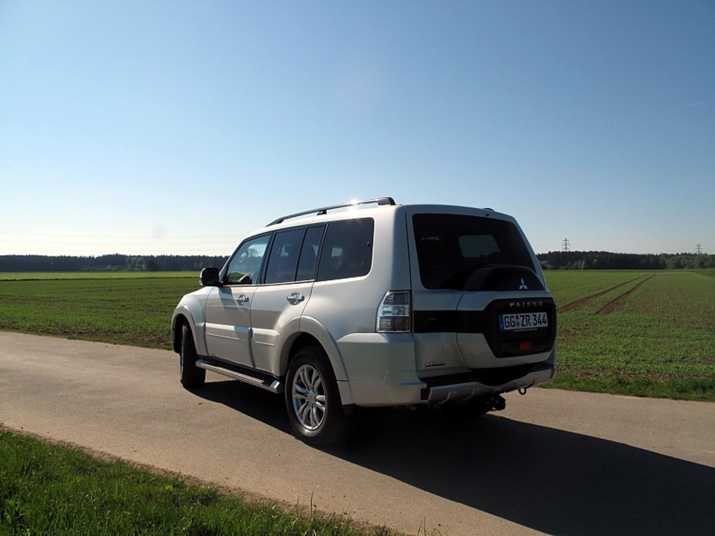 Mitsubishi Pajero 3.2 Di-D - 4,90 Meter lang, 2,4 Tonnen schwer