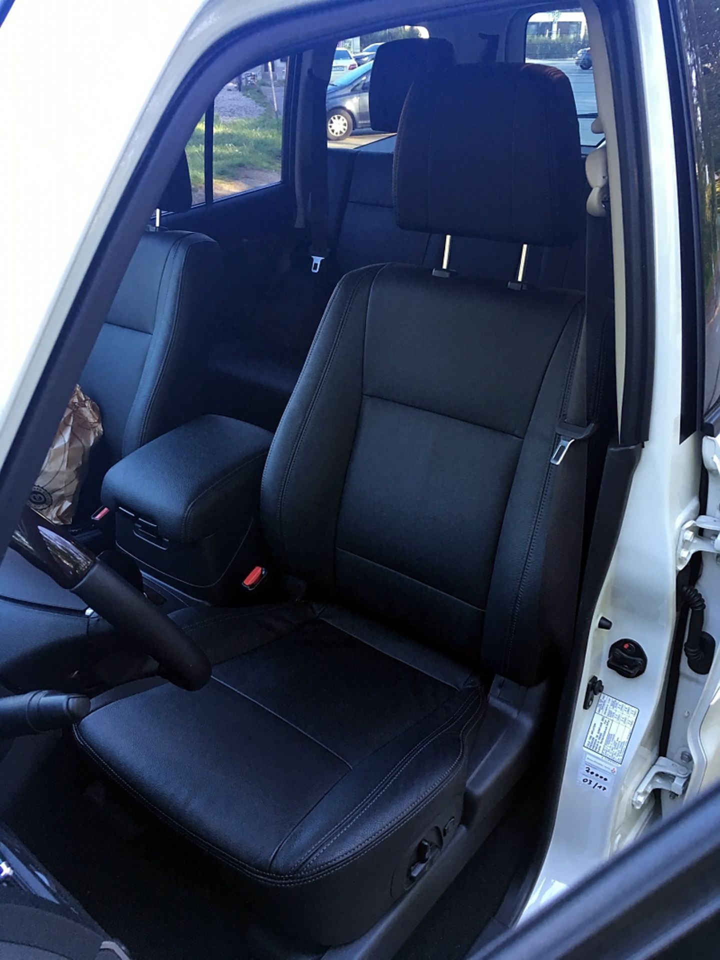 Mitsubishi Pajero 3.2 Di-D - die Frontsitze sind üppig dimensioniert, aber zu hoch und konturlos