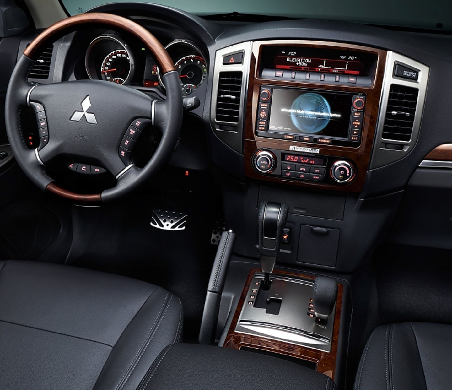 Das Cockpit des Mitsubishi Pajero 3.2 Di-D