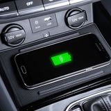 Smartphones lassen sich induktiv aufladen.