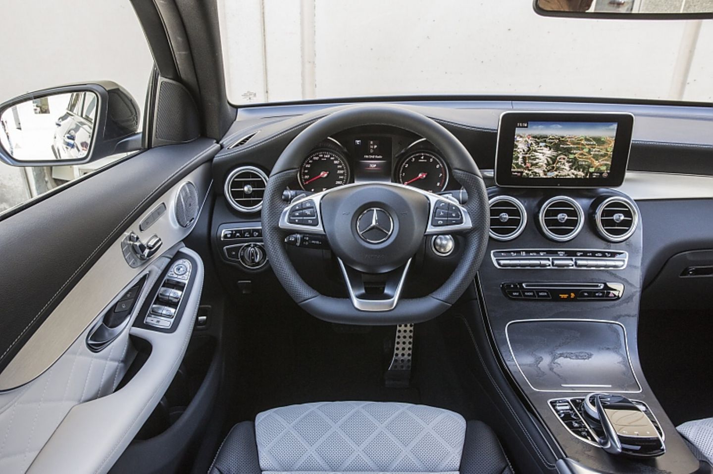 Das Cockpit des Mercedes GLC 250d Coupé