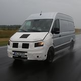 Der VW Crafter hat einen Flankenschutz, der Alarm schlägt, sobald man sich einem Hindernis nähert