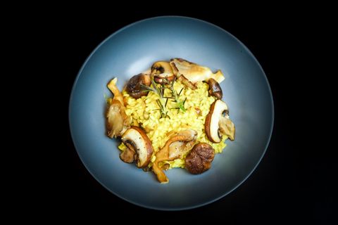 Teller mit Risotto und Pilzen
