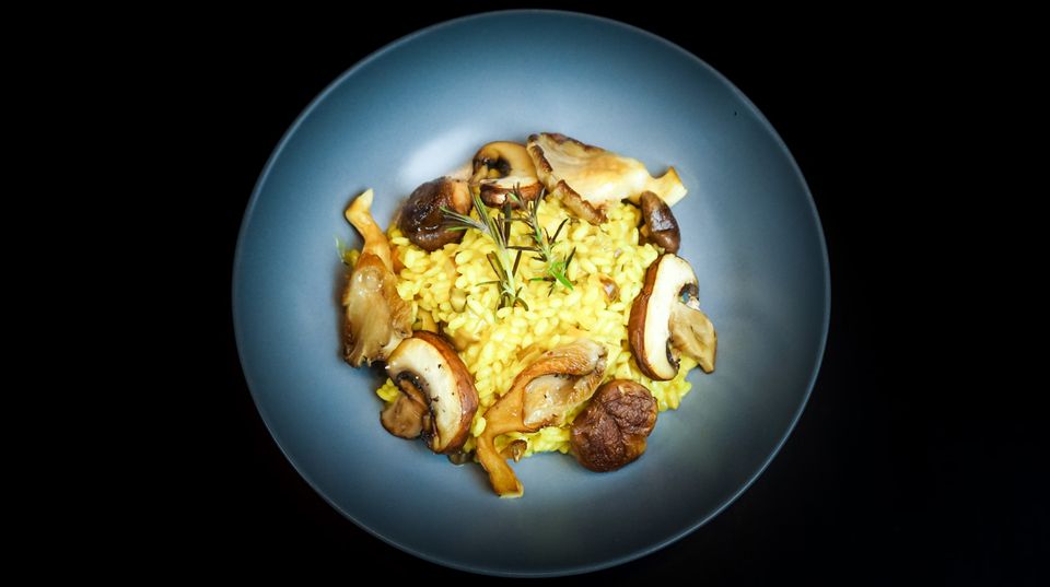 Teller mit Risotto und Pilzen