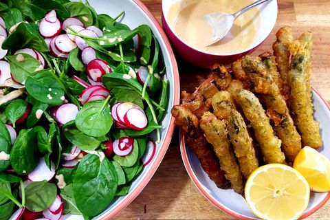 Raffinierte Rezepte: Absoluter Hingucker: Spargel-Tempura mit leckerem Spinat-Salat