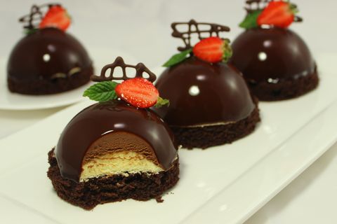 Raffinierte Rezepte: So machen Sie die verblüffenden Mirror-Glaze-Mousse-Törtchen selbst