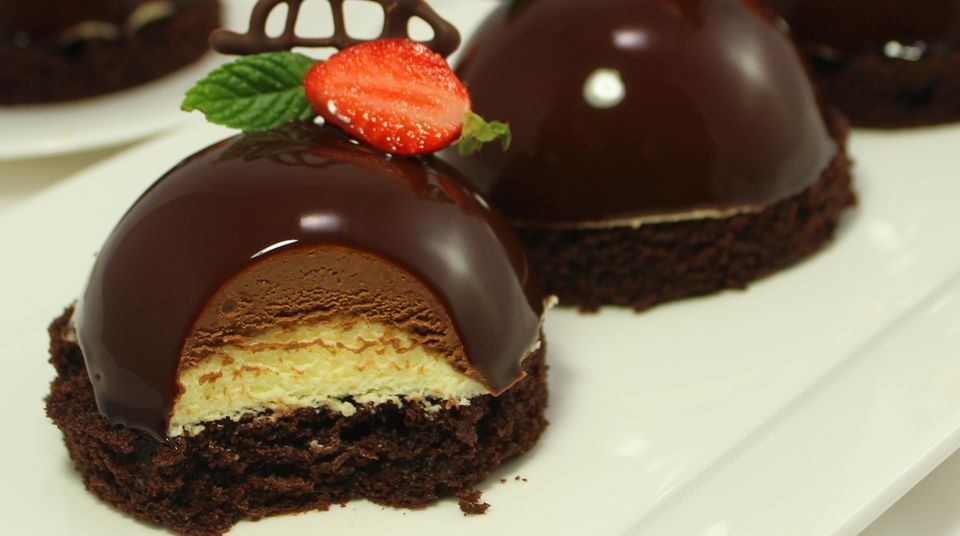 Raffinierte Rezepte: So machen Sie die verblüffenden Mirror-Glaze-Mousse-Törtchen selbst
