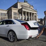 Per Fuß-Kick öffnet sich die elektrische Heckklappe.