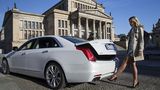 Per Fuß-Kick öffnet sich die elektrische Heckklappe.