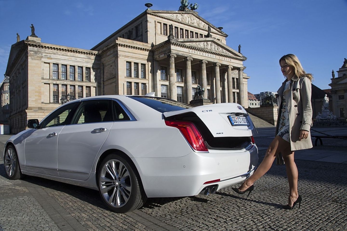Per Fuß-Kick öffnet sich die elektrische Heckklappe.