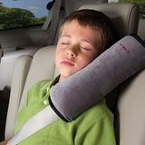 Ein Kissen für Kinder sollte am Sicherheitsgurt befestigt werden.