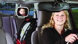 Auch Kinder in rückwärts gerichteten Babyschalen sollten stets im Blick sein.