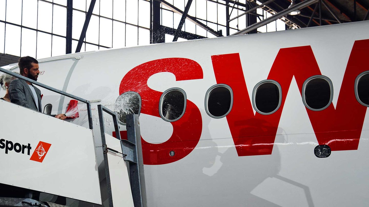 Bligg tauft die erste CS100 der Swiss