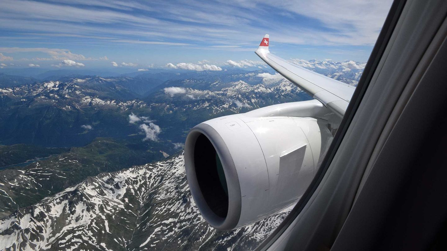 Angetrieben wird das neue Flugzeug von zwei Getriebefan-Strahltriebwerken von Pratt & Whitney, die für eine Halbierung des Lärmpegels für die Bewohner in der Nähe von Flughäfen sorgen. Eine Messung im Flugzeuginneren beim Reiseflug ergibt eine Lautstärke von 76 Dezibel – das ist identisch mit Werten der etwas kleineren Embraer 190.