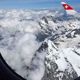 Blick durchs Fenster auf den Eiger mit der wolkenverhangenen Nordwand