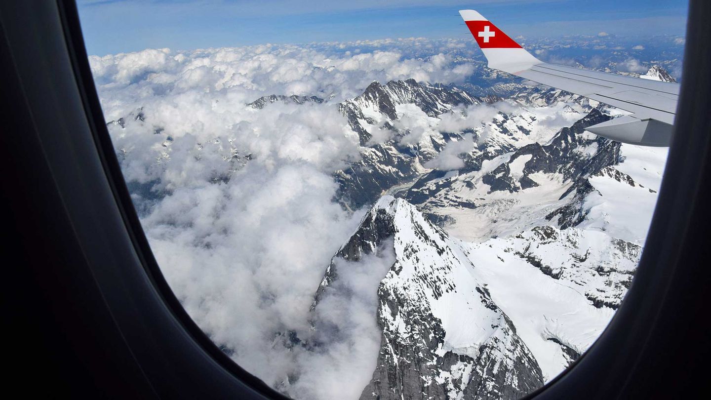 Blick durchs Fenster auf den Eiger mit der wolkenverhangenen Nordwand