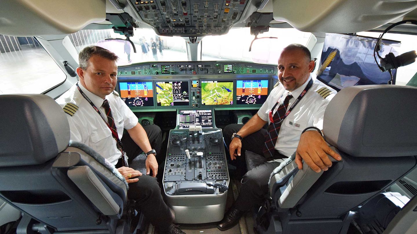 Piloten im Cockpit der SC100 von Swiss