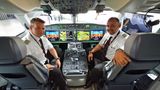 Piloten im Cockpit der SC100 von Swiss