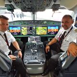 Piloten im Cockpit der SC100 von Swiss