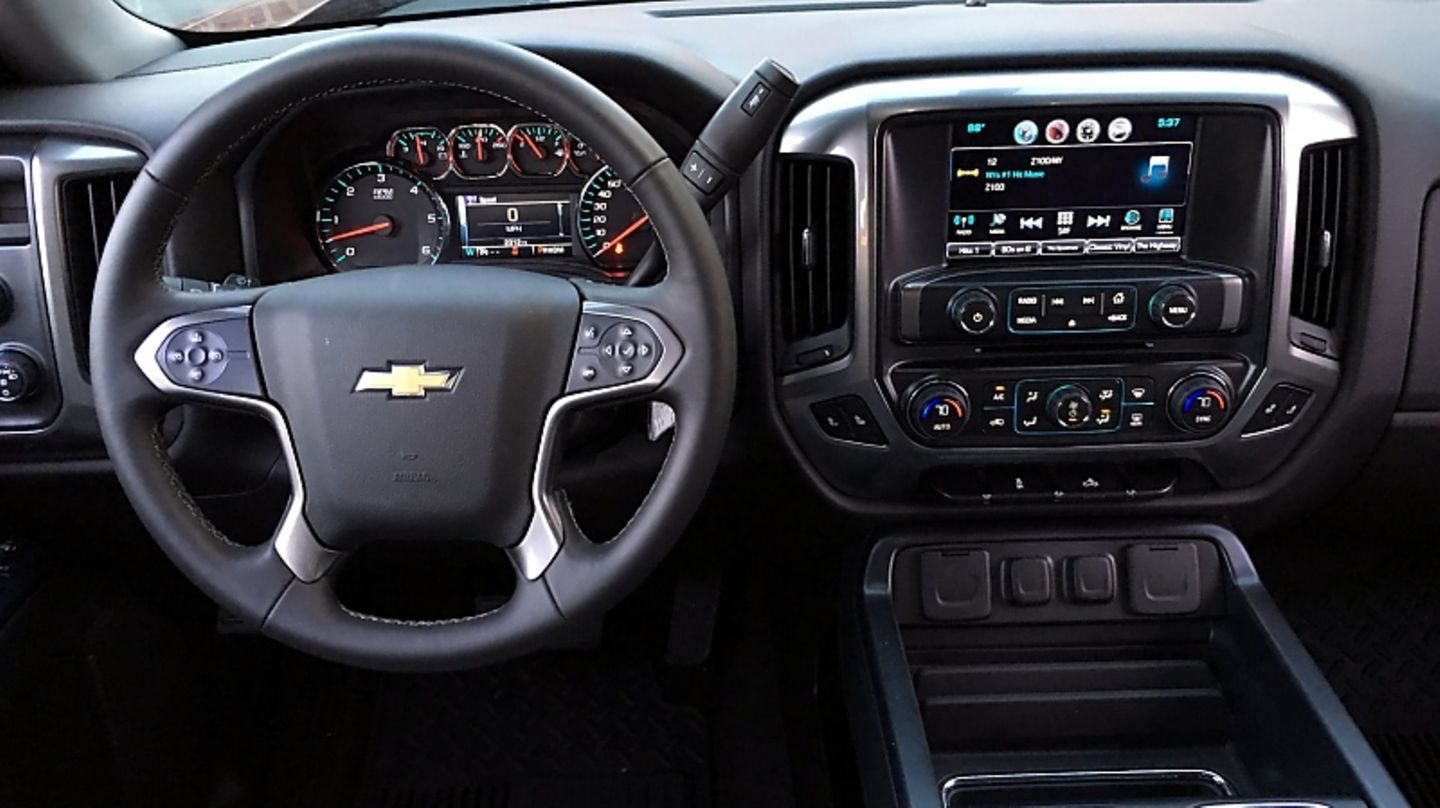 Das Cockpit des Chevrolet Silverado 5.3 V8 4WD