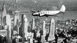 Eine Boeing 247 über Manhattan