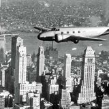 Eine Boeing 247 über Manhattan