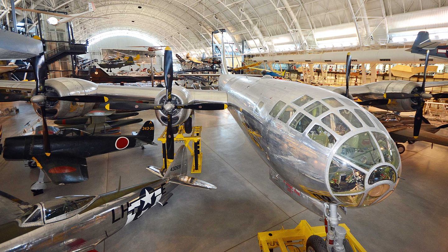 B-29 "Enola Gay“ im Steven F. Udvar-Hazy Center B-29 "Enola Gay“ im Steven F. Udvar-Hazy Center
