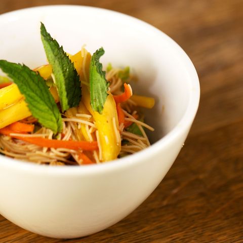 Rezept-Quickie: Dieser Glasnudelsalat macht süchtig – und gelingt im Handumdrehen