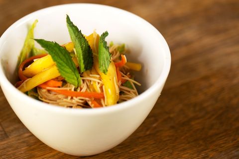 Rezept-Quickie: Dieser Glasnudelsalat macht süchtig – und gelingt im Handumdrehen