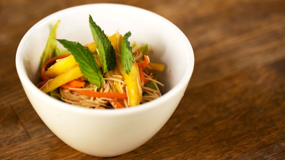 Rezept-Quickie: Dieser Glasnudelsalat macht süchtig – und gelingt im Handumdrehen Rezept-Quickie: Dieser Glasnudelsalat macht süchtig – und gelingt im Handumdrehen