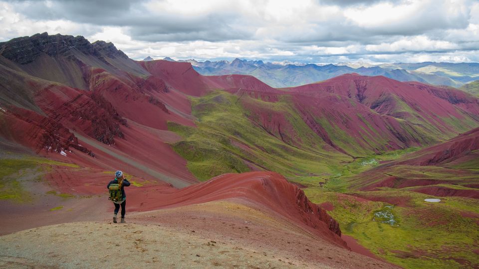 Caminante en Rainbow Mountain en Perú