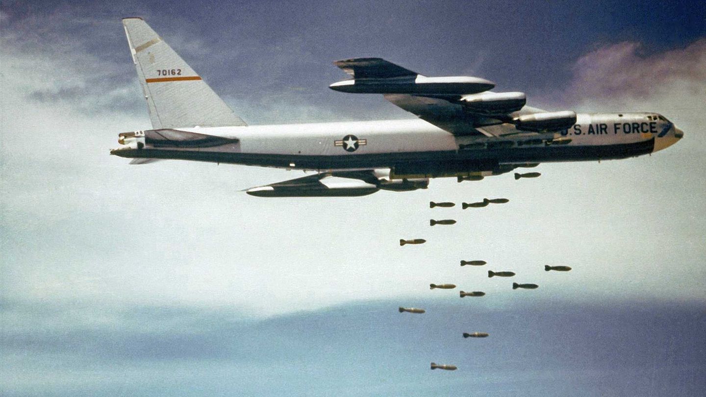 Boeing B-52 über Vietnam Boeing B-52 über Vietnam